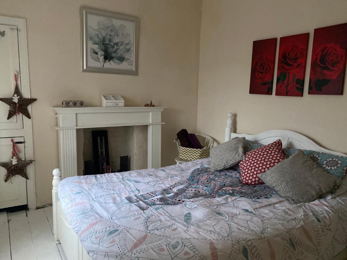 Stunning 2-Bed Apartment Above Schooners Bar Neath Zewnętrze zdjęcie