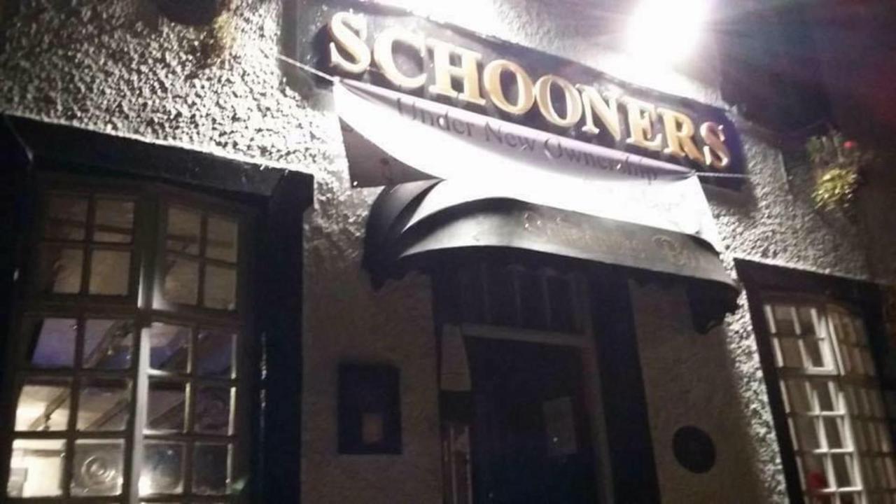 Stunning 2-Bed Apartment Above Schooners Bar Neath Zewnętrze zdjęcie