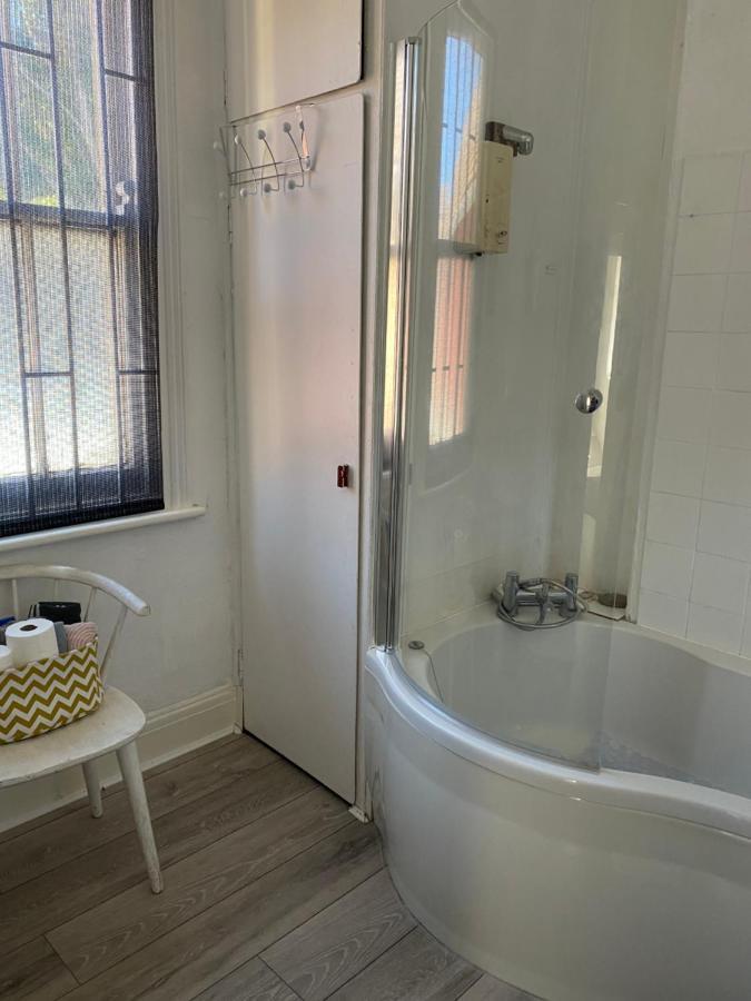 Stunning 2-Bed Apartment Above Schooners Bar Neath Zewnętrze zdjęcie