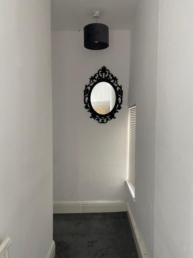 Stunning 2-Bed Apartment Above Schooners Bar Neath Zewnętrze zdjęcie