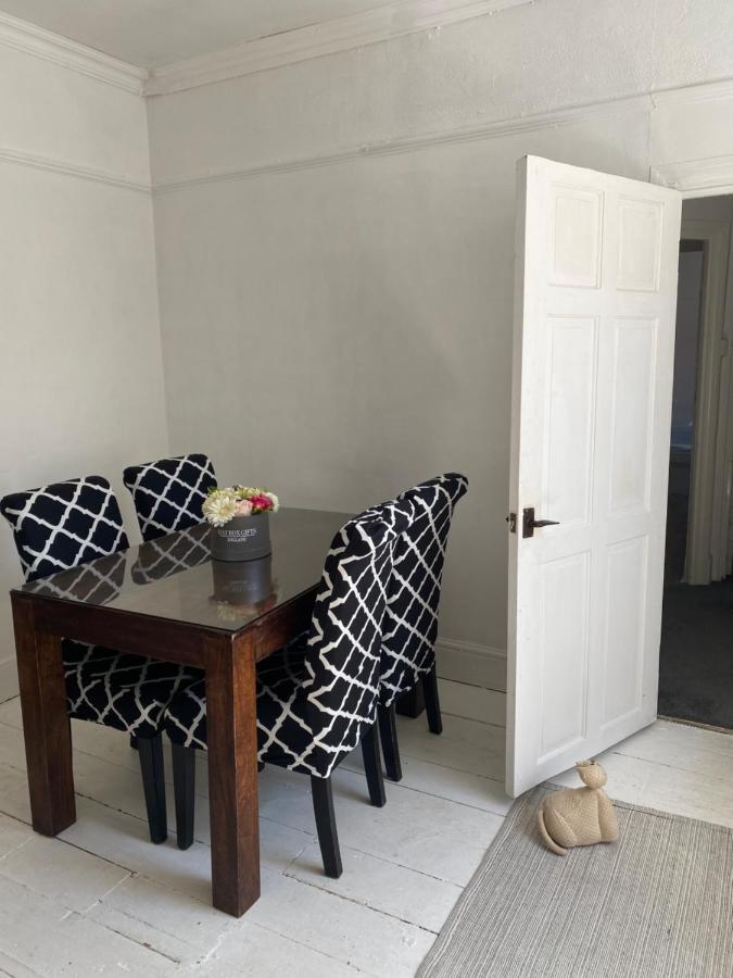 Stunning 2-Bed Apartment Above Schooners Bar Neath Zewnętrze zdjęcie