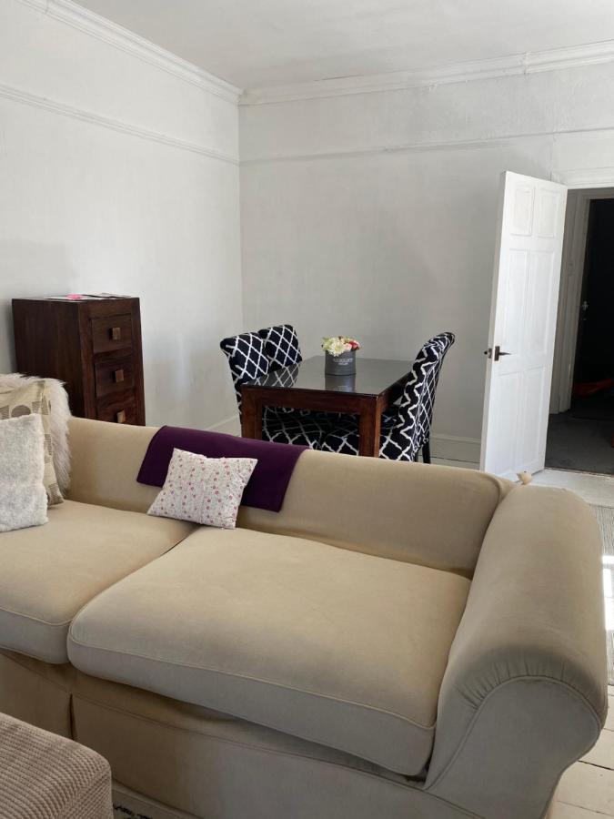 Stunning 2-Bed Apartment Above Schooners Bar Neath Zewnętrze zdjęcie