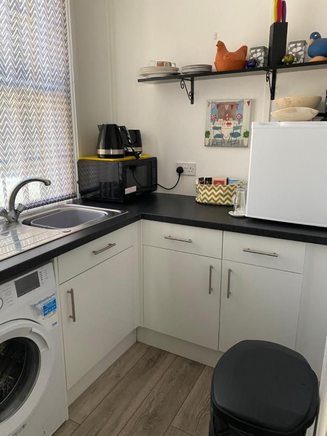 Stunning 2-Bed Apartment Above Schooners Bar Neath Zewnętrze zdjęcie