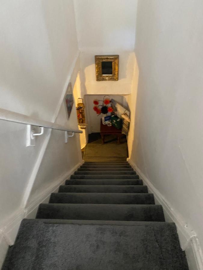 Stunning 2-Bed Apartment Above Schooners Bar Neath Zewnętrze zdjęcie