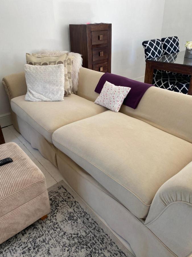 Stunning 2-Bed Apartment Above Schooners Bar Neath Zewnętrze zdjęcie